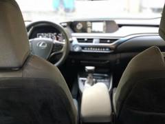 Автомобиль Lexus UX 200 для аренды в Бари